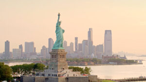 Freiheitsstatue – Skyline von New York – iStock.com simonkr