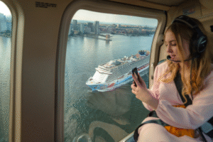 Femme dans un hélicoptère - bateau de croisière en arrière-plan - rivière Hudson